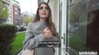 欧美搭讪~路边风衣人妻搭讪几下就带回住处用大屌在她的嫩逼里抽插猛操吞精口爆